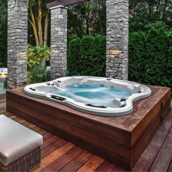 Monarch Hot Tub – Spacious 5-Person Spa for Luxurious Relaxation